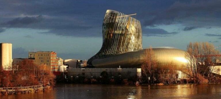 La Cité du vin aux couleurs or au petit matin, le 29 décembre 2015 © BONNAUD GUILLAUME